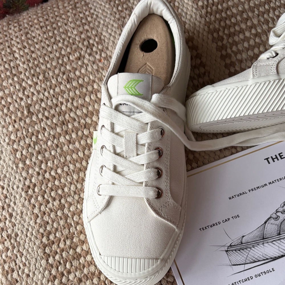 Women’s 7.5 Cariuma White Sneakers, NWT - Picture 4 of 16